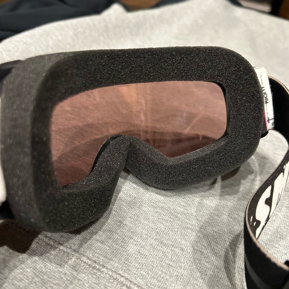 Smith goggles
Men’s or Women’s 
Potentially could fit younger children